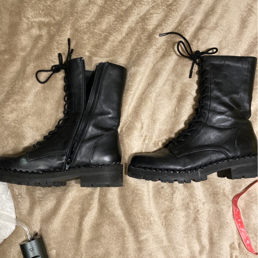 ⭐️leather combat boots w beading